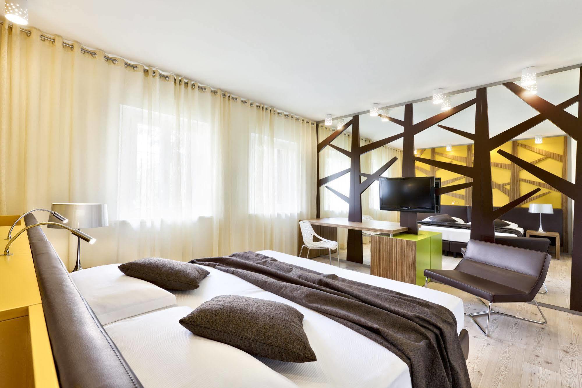 Ai Cadelach Hotel Giulia Revine Lago Екстериор снимка